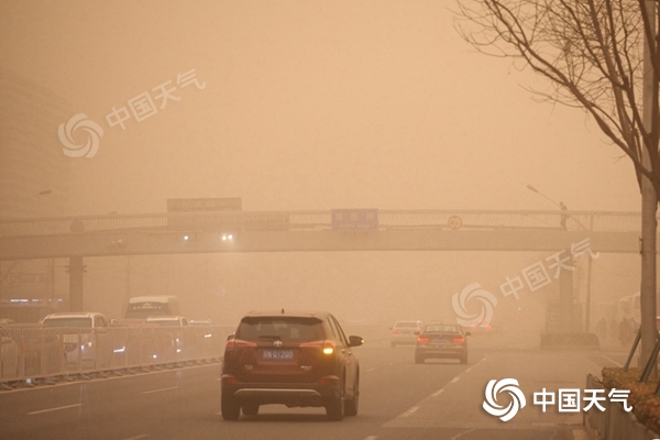 傍晚减弱！北京遭遇沙尘暴天气侵袭 16日或将出现沙尘回流